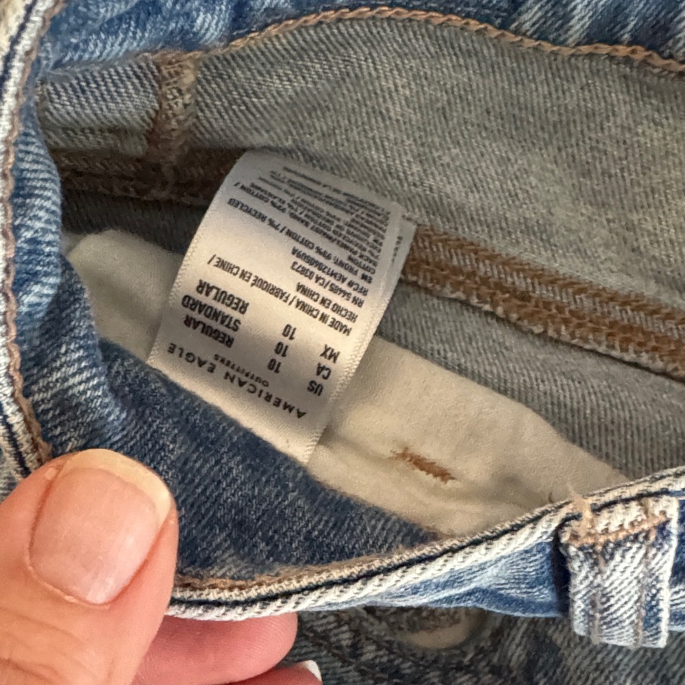 American Eagle Outfitters Light Blue Distressed High Rise Mom Jeans - Picture 4 of 7